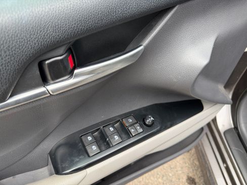 Used 2018 Toyota Camry SE w/ Moonroof Package FWD image 13