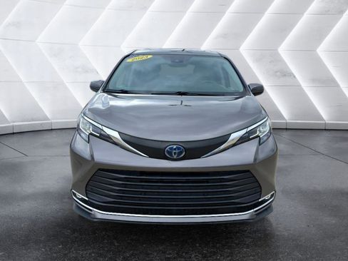 Used 2023 Toyota Sienna XLE image 2