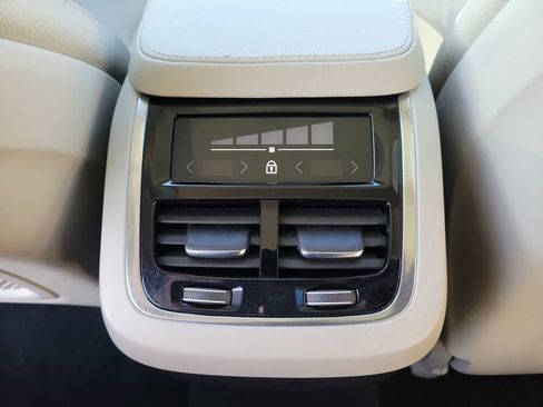 Used 2022 Volvo XC90 T6 Momentum w/ Protection Package image 16