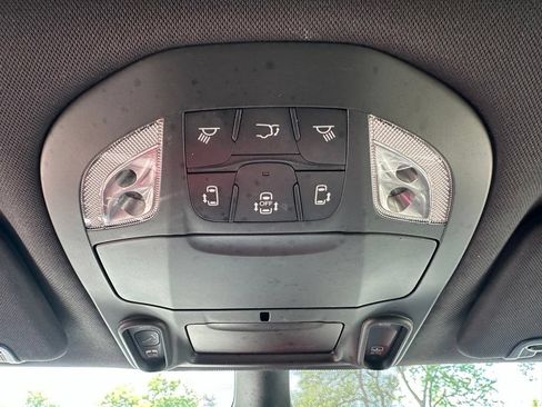 Used 2025 Chrysler Pacifica Limited FWD image 32