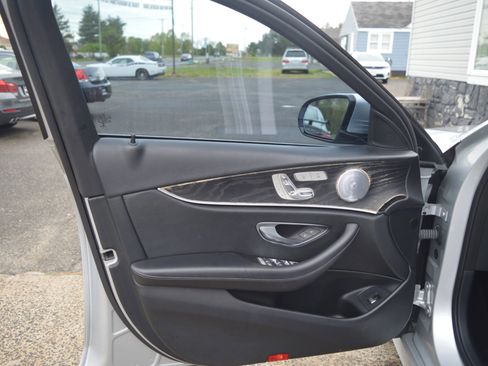 Used 2018 Mercedes-Benz E 300 4MATIC image 22