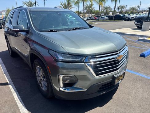 Used 2023 Chevrolet Traverse LT FWD image 2