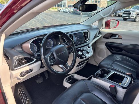 Used 2018 Chrysler Pacifica Touring-L Plus FWD image 12
