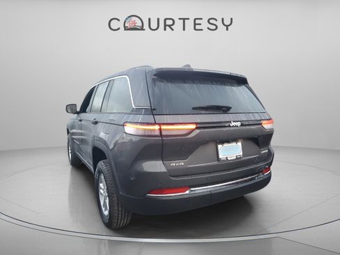 New 2025 Jeep Grand Cherokee Laredo w/ Luxury Tech Group I image 3