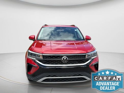Used 2023 Volkswagen Taos SE w/ Panoramic Sunroof Package FWD image 2