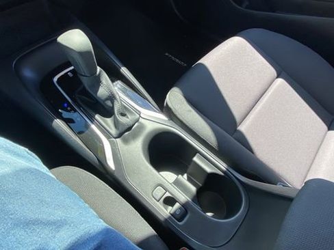 Used 2025 Toyota Corolla LE FWD image 29