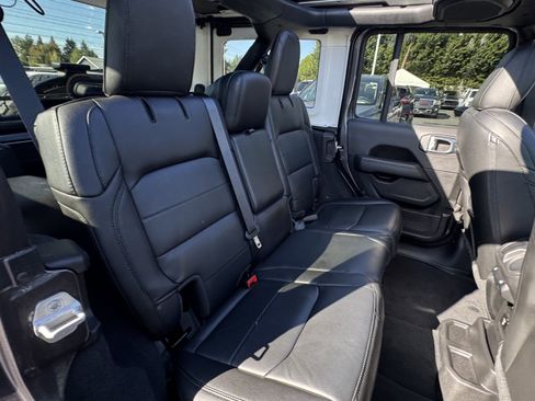 Used 2022 Jeep Wrangler Unlimited Sahara image 12