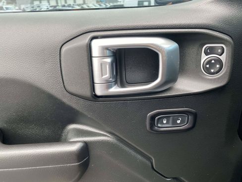 Used 2018 Jeep Wrangler Unlimited Sport S AWD/4WD image 17