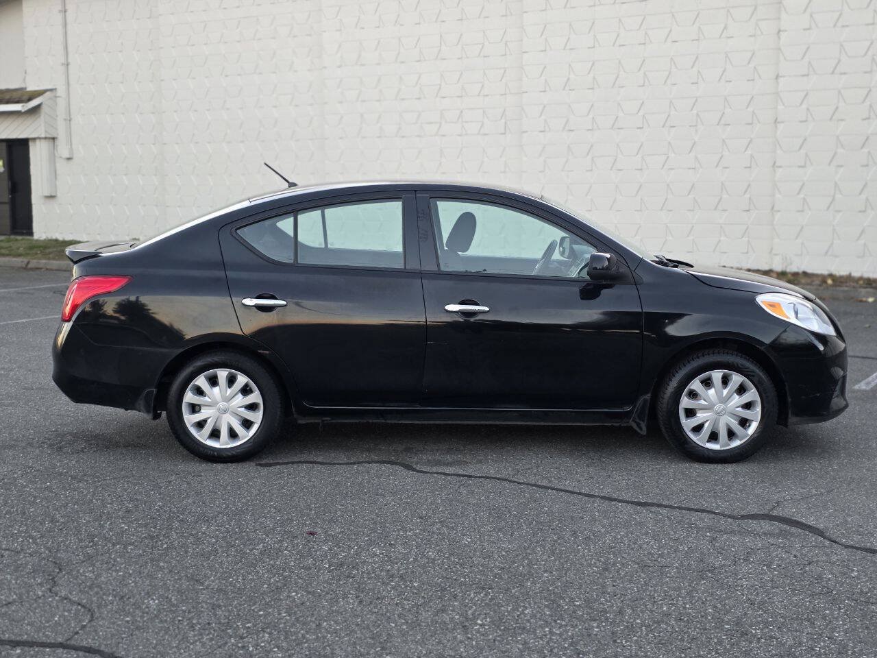 Used 2014 Nissan Versa SV FWD image 4