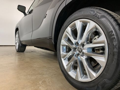 Used 2023 Toyota Highlander Limited image 16