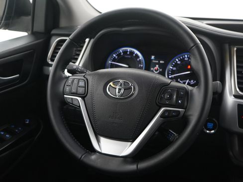 Used 2018 Toyota Highlander XLE w/ Carpet Mat Package (TMS) image 17