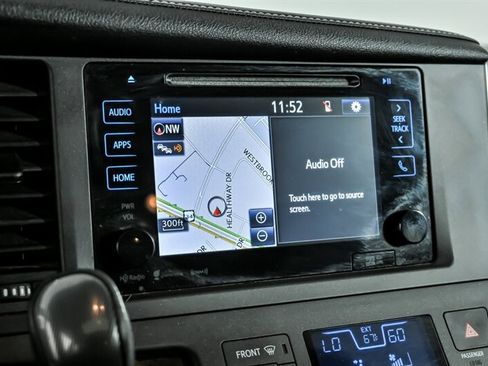 Used 2016 Toyota Sienna SE w/ SE Preferred Package FWD image 27