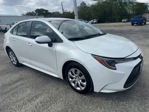 Used 2025 Toyota Corolla LE FWD image 2