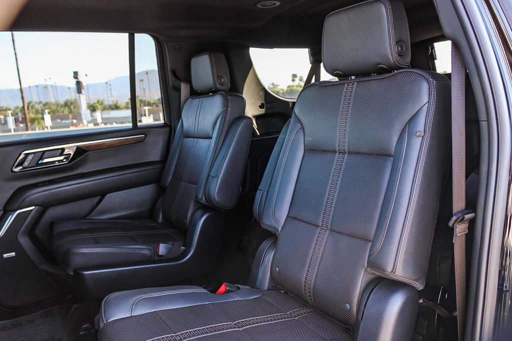 Used 2025 Chevrolet Suburban High Country AWD/4WD image 19