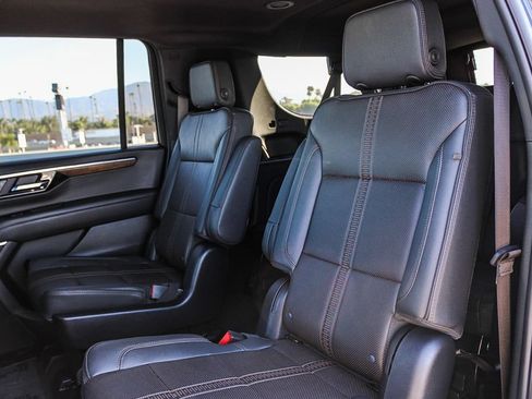 Used 2025 Chevrolet Suburban High Country AWD/4WD image 19