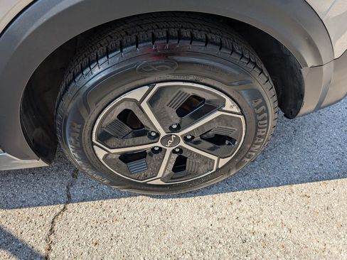 Used 2023 Kia Niro LX image 25