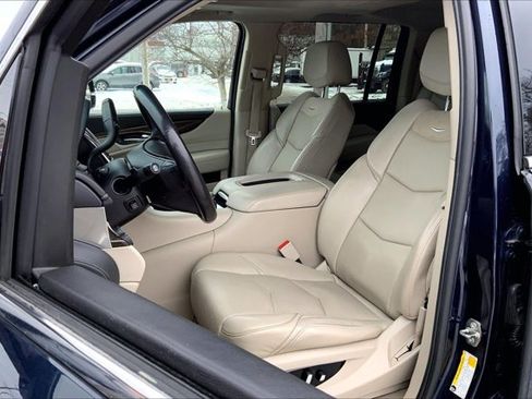 Used 2019 Cadillac Escalade ESV Luxury image 24