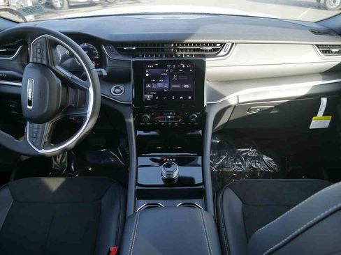 New 2025 Jeep Grand Cherokee Altitude image 5