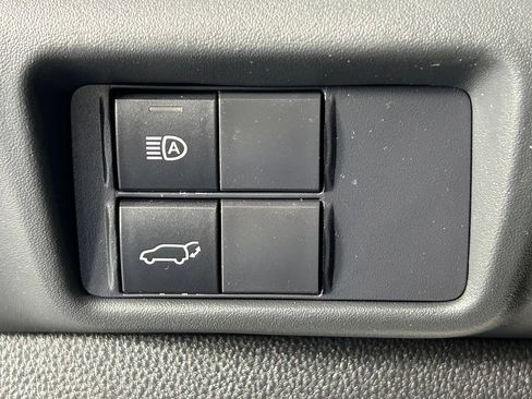 Used 2021 Toyota Highlander XLE AWD/4WD image 32
