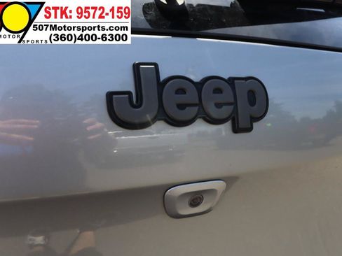 Used 2015 Jeep Cherokee Trailhawk AWD/4WD image 14