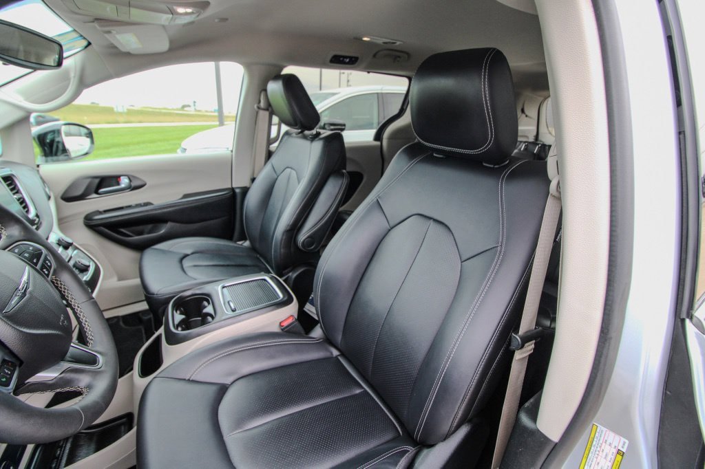 Used 2024 Chrysler Pacifica Touring-L FWD image 15