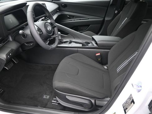 Used 2025 Hyundai Elantra Sport image 9