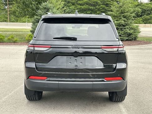 Used 2025 Jeep Grand Cherokee Altitude AWD/4WD image 4