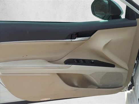 Used 2019 Toyota Camry XLE FWD image 7