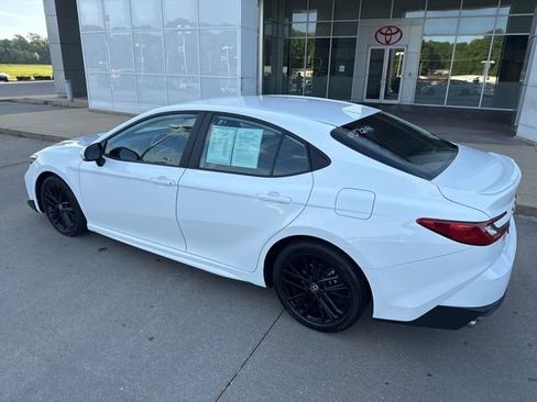 Used 2025 Toyota Camry SE image 13