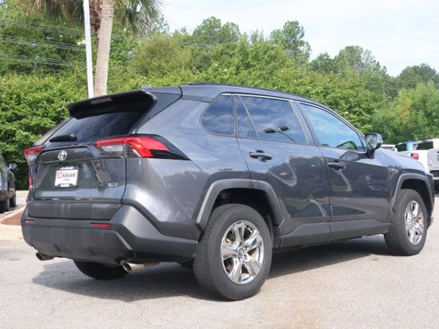 Used 2021 Toyota RAV4 XLE FWD image 3