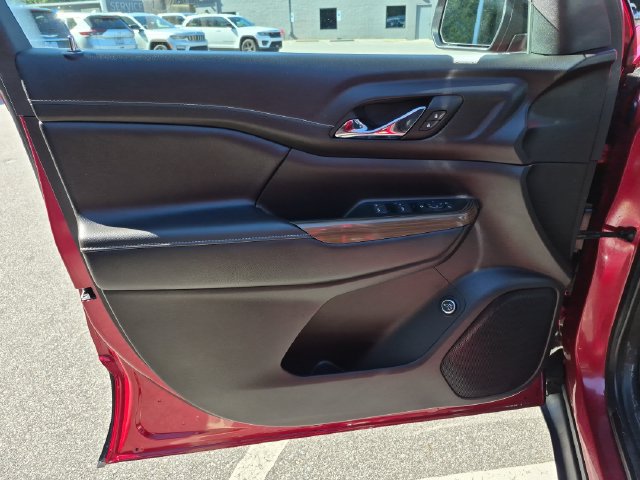 Used 2023 GMC Acadia SLE w/ Driver Convenience Package FWD image 10