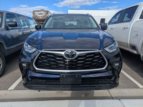 Used 2021 Toyota Highlander XLE AWD/4WD image 2