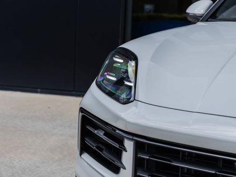 Certified 2024 Porsche Cayenne Coupe AWD/4WD image 18