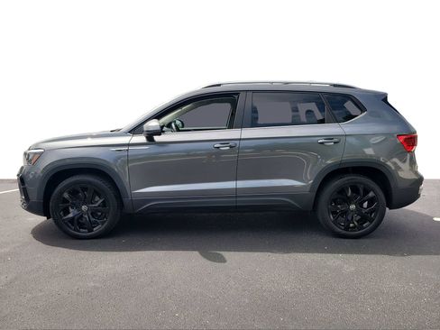 Used 2023 Volkswagen Taos SE w/ Panoramic Sunroof Package FWD image 5