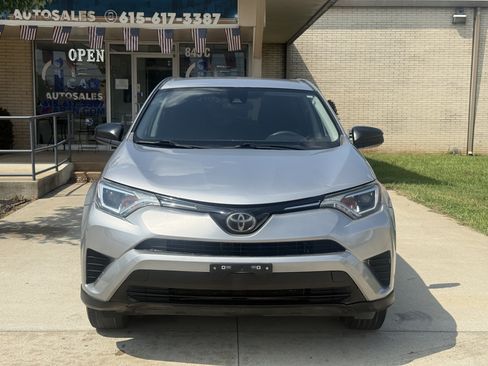 Used 2018 Toyota RAV4 LE FWD image 2