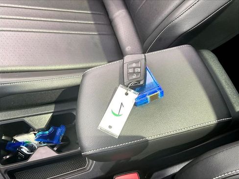 Used 2024 Volkswagen Tiguan SE w/ Panoramic Sunroof Package AWD/4WD image 29