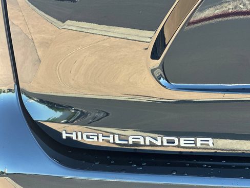 Used 2022 Toyota Highlander XLE AWD/4WD image 34