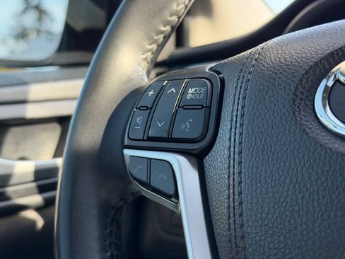 Used 2019 Toyota Highlander XLE AWD/4WD image 37