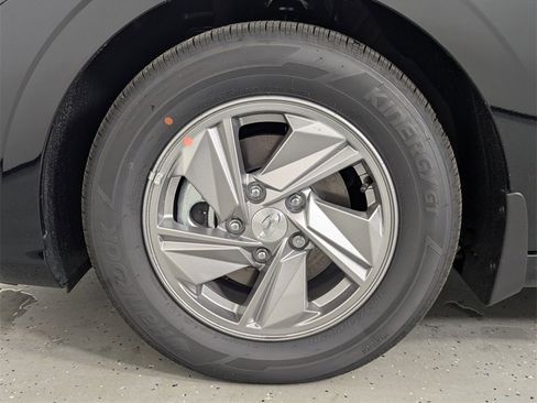 Certified 2025 Hyundai Elantra SE image 9