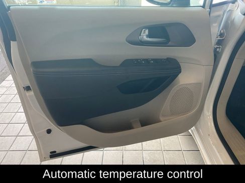 Used 2023 Chrysler Voyager LX image 9