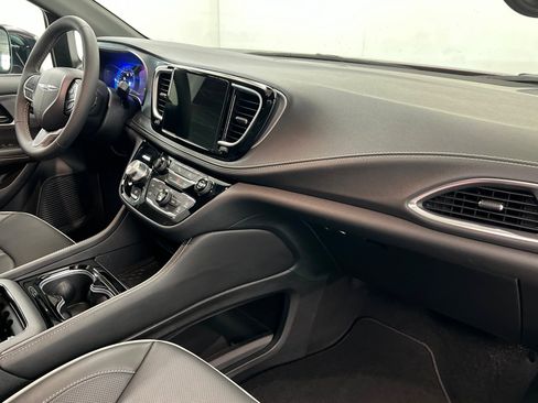 Used 2026 Chrysler Pacifica Limited image 24