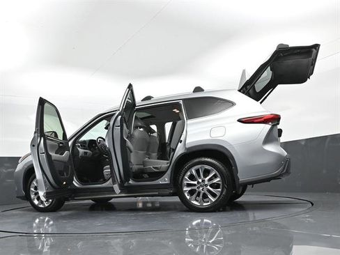 Used 2021 Toyota Highlander Limited FWD image 50