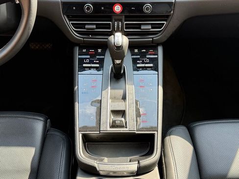 Certified 2025 Porsche Macan AWD/4WD image 16
