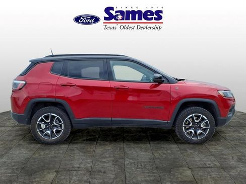 Used 2025 Jeep Compass Trailhawk AWD/4WD image 2