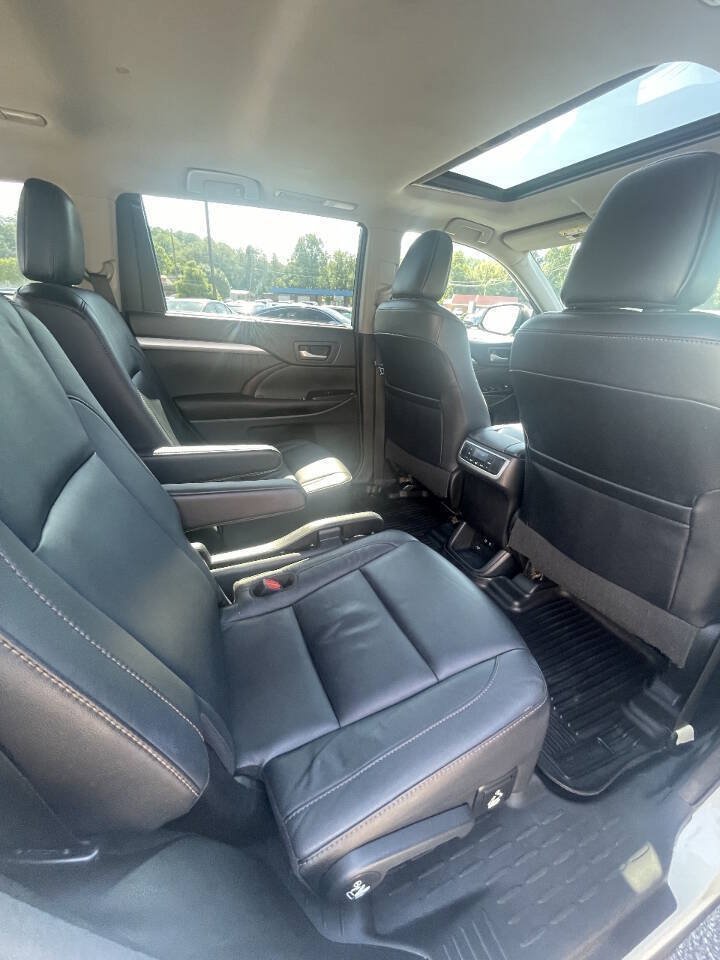 Used 2017 Toyota Highlander XLE FWD image 16