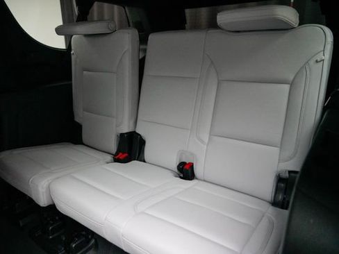 Used 2025 Chevrolet Suburban Premier image 25