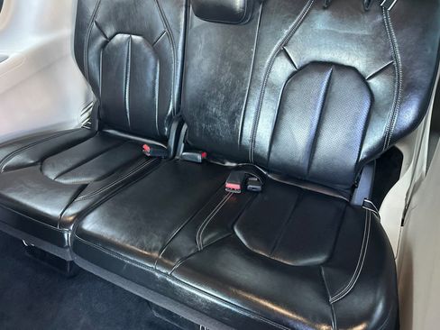 Used 2024 Chrysler Pacifica Touring-L image 12