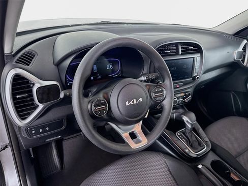 Certified 2025 Kia Soul LX w/ LX Technology Package FWD image 9