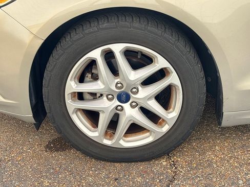 Used 2015 Ford Fusion SE image 10