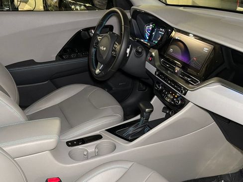 Used 2022 Kia Niro Touring Special Edition FWD image 11